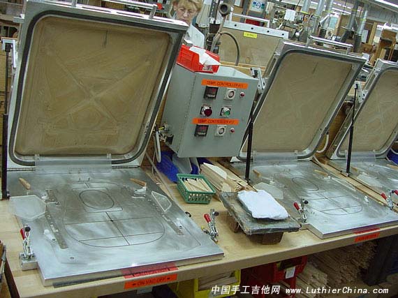真空压制器用来辅助粘合音梁。.jpg