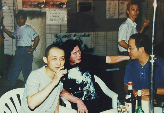 老黄 赵年 窦唯在街头吃玛辣小龙虾