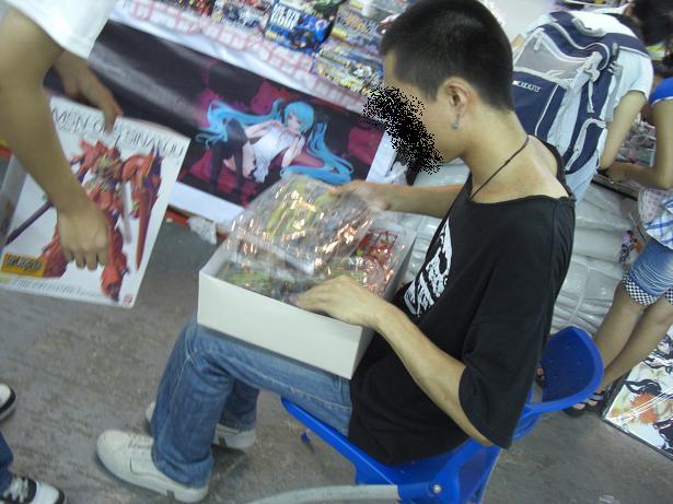 我在看MSN-06，这家420，展柜卖700