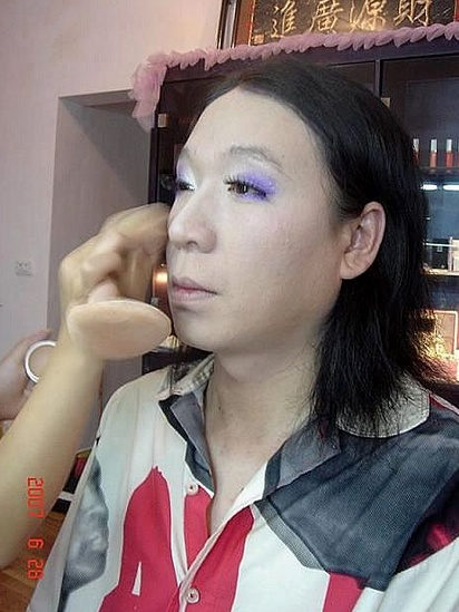 二手玫瑰梁龙后台化妆.jpg