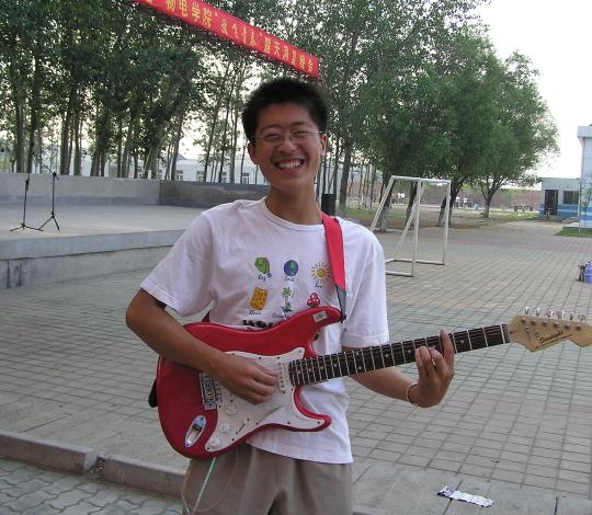 05年的夏天，学校的露天晚会，笑得很憨厚