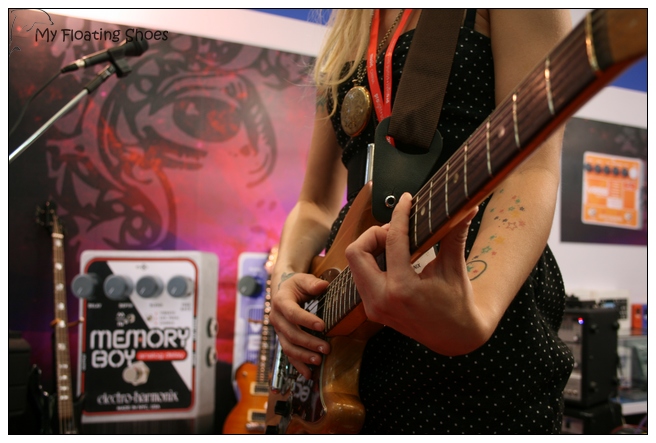 Electro Harmonix的姑娘的可爱的彩色星星tatto 　