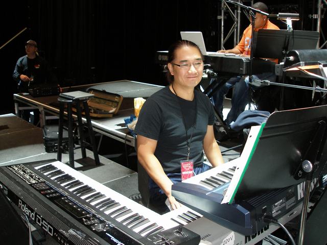 乐队头头，键盘手：Ray Chan.香港职业乐手