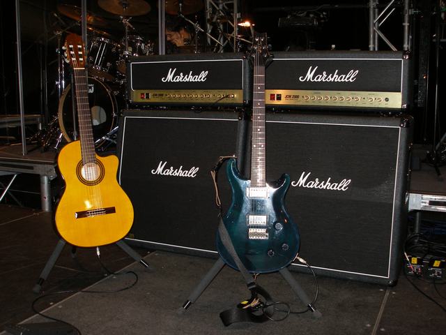 我的Takamine Nylon和PRS吉他，后面是JCM2000