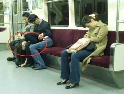 她..她..脖子断了吗?(哇..兄弟,你女朋友脖子断了.你还在睡觉?)­