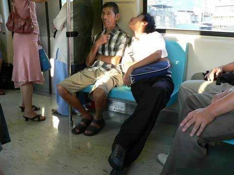 其实大爷很郁闷，，被熏了半天了：“小伙子，我都看到你胃了，早上吃的鸡蛋还在里面。。。”