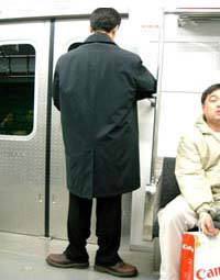 他的腿关节很灵活,(大哥,你是芭蕾舞演员吗?)­