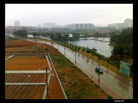 下雨了,在阳台