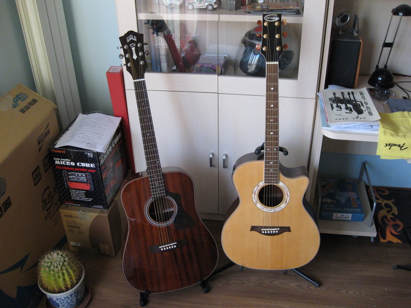 御用的两把木吉他.jpg