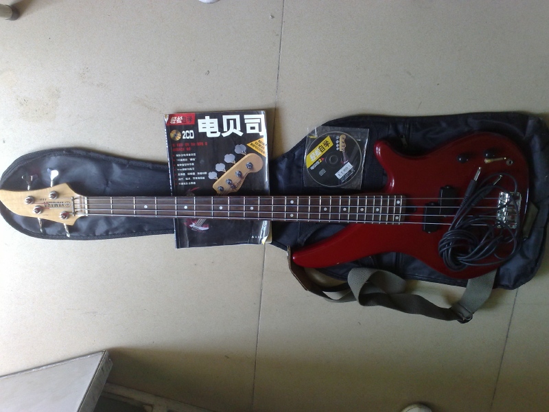 赠品：贝司袋+6米连接线+转换口+背带.jpg