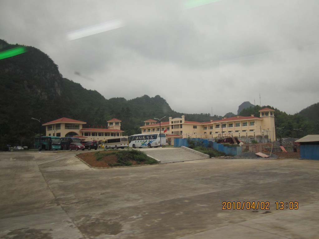 又坐了一会，到了友谊关外面的停车场