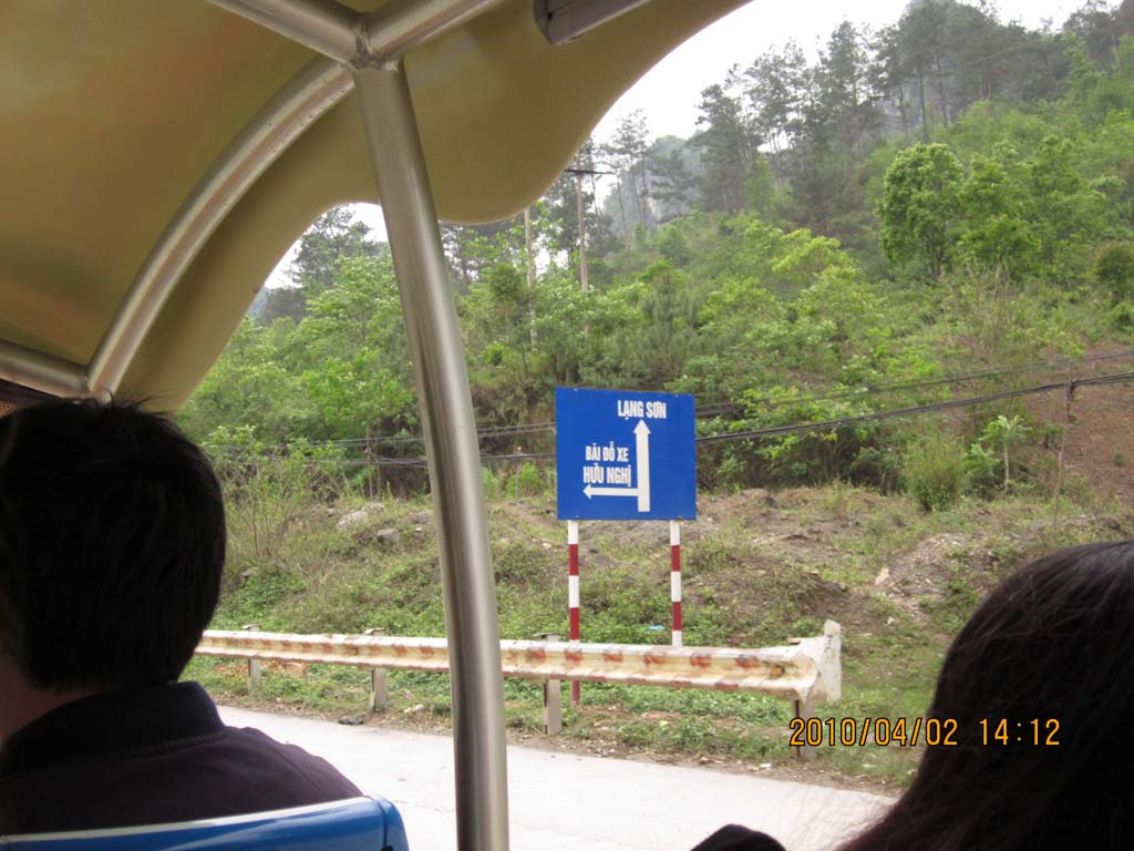 路牌上写着”凉山“。。这个曾经被夷为平地的地方
