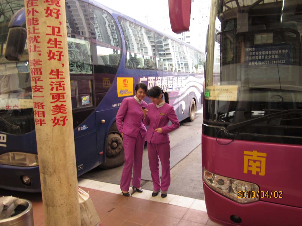 两个乘务员mm不知在看什么，边看边笑，被我偷拍了·嘿嘿