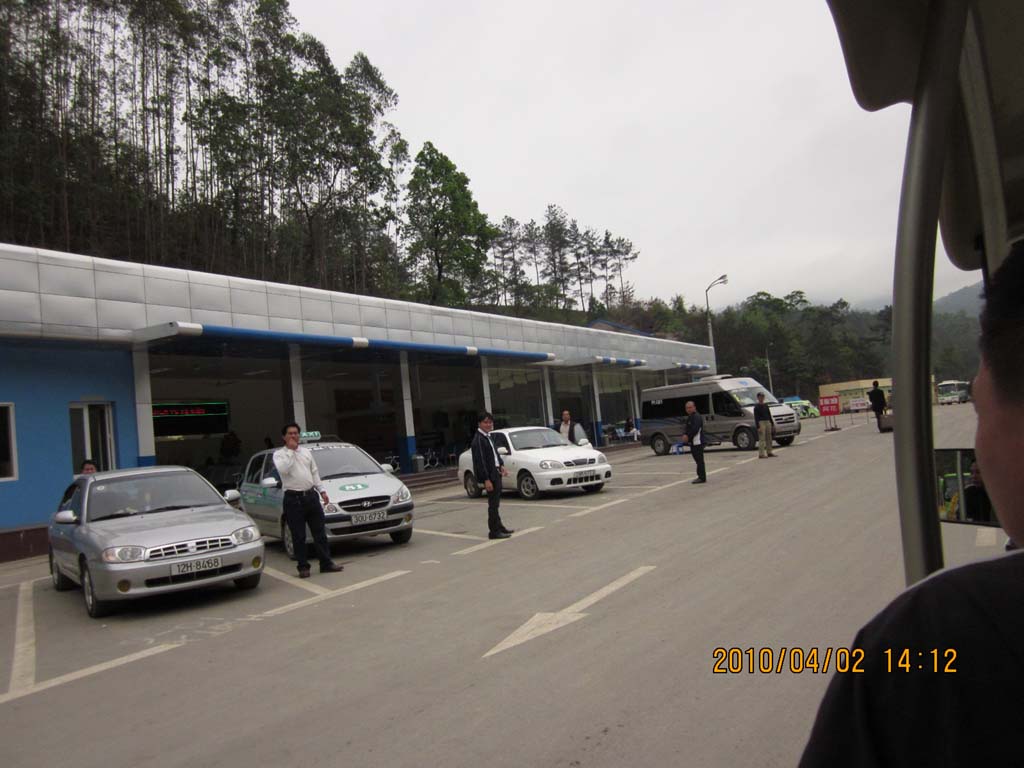 停车场，此处已经不受边防监管了，也有出租车之类了，感觉没什么明显的界限，不像中国那边有个明显的限定区 ...