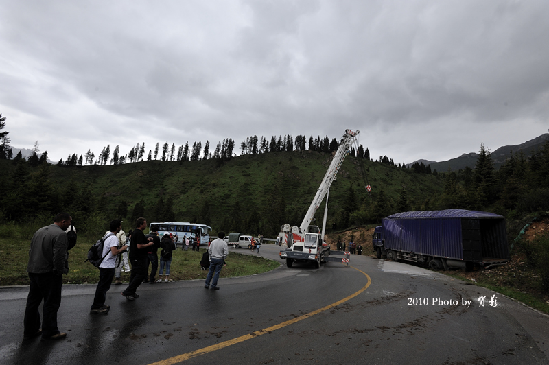 路上遭遇车祸堵路