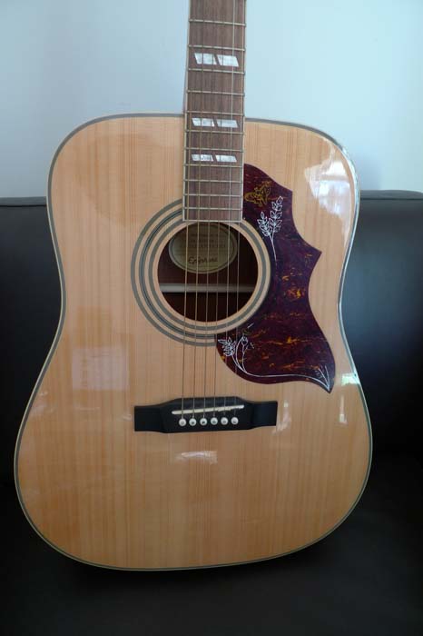 护板上有正常磨损掉漆毕竟不是gibson