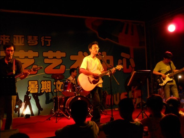 歌唱的很投入，声音很消魂。等哥睁开眼台下的人已经走了一大半。。。