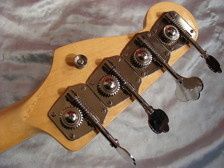 Fender 62 Reissue Jazz Bass (5).jpg