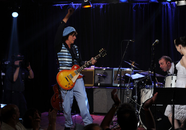 Jeff+Beck+Commemorates+Les+Paul+95th+Birthday+QMCBJS3hN4vl.jpg