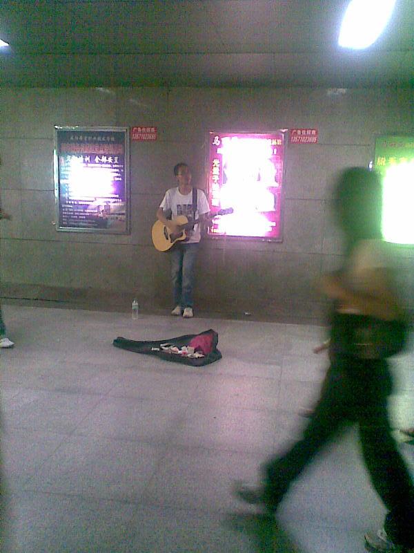 这是我抱着他在底下通道唱歌的时候····