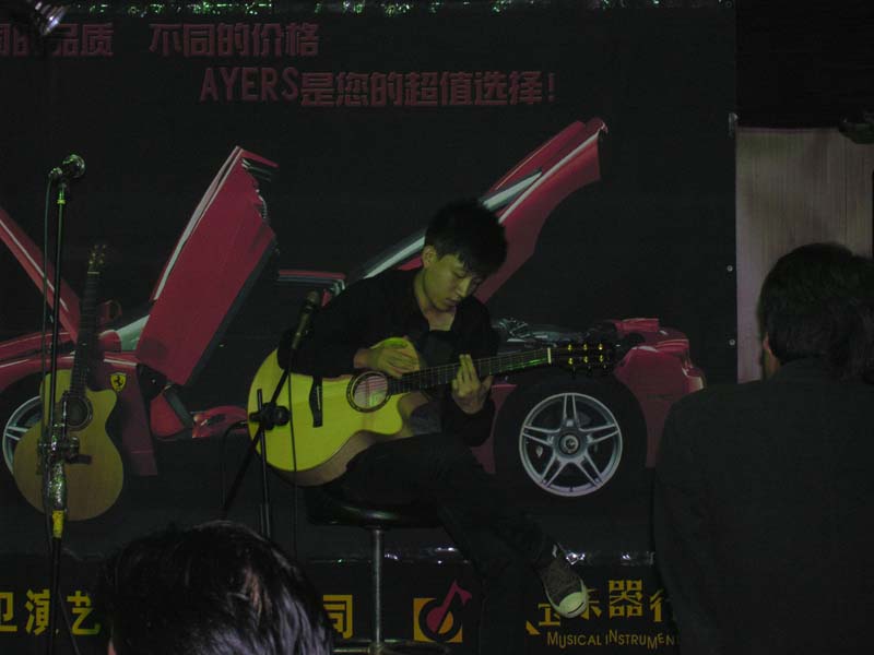 21.会后这位小伙的“打板击弦”指弹真的不错.JPG