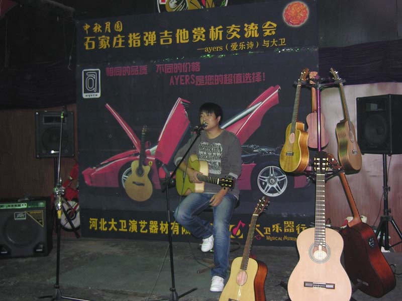 20.歌手献歌：“琴真好，弹着舒服”。.JPG