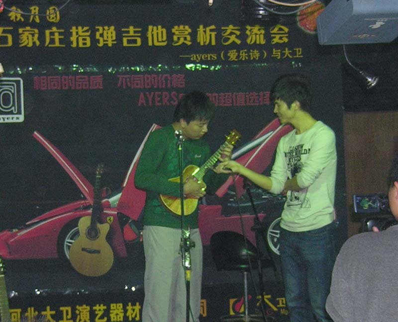 15.我用这把女士乌可丽丽来弹一曲。.JPG