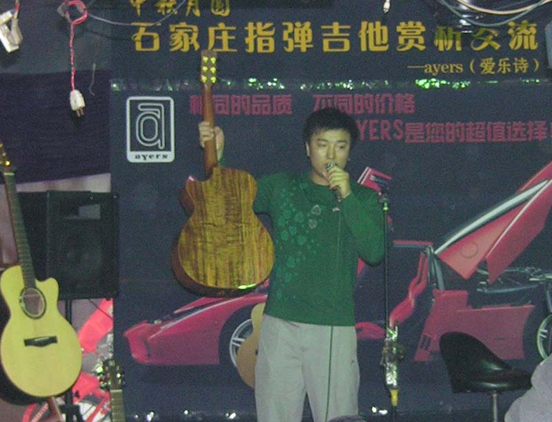 12.这把琴的背侧板是夏威夷杨槐（相思木），带有妊娠纹的纹理可不多见啊。.JPG