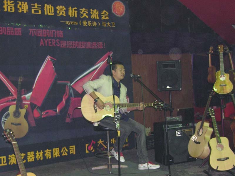11.贝斯专家在测评箱贝斯.JPG
