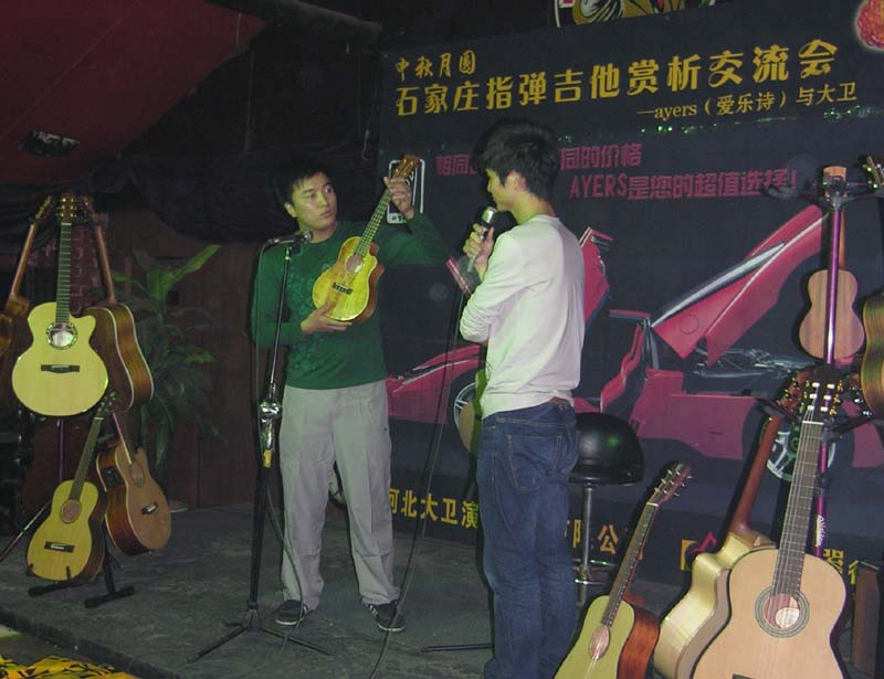 14.这把乌可丽丽是大号的，女士专用，琴身通体相思木。.JPG