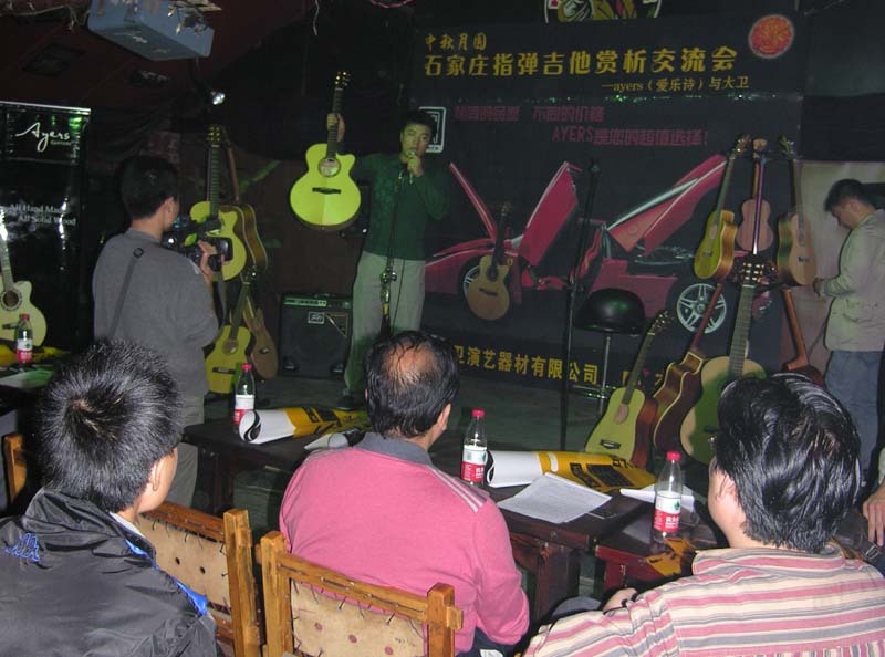9.“这是我们的产品”，ayers公司的何先生现场介绍ayers产品如是说。.JPG
