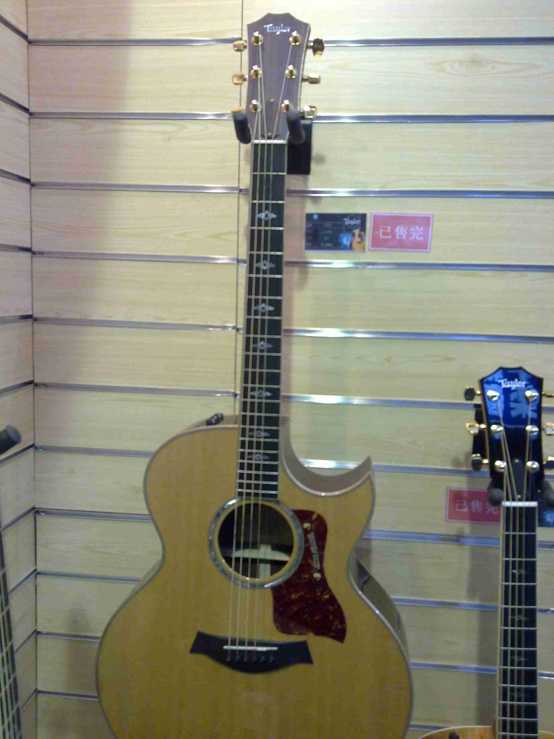 TAYLOR3.jpg