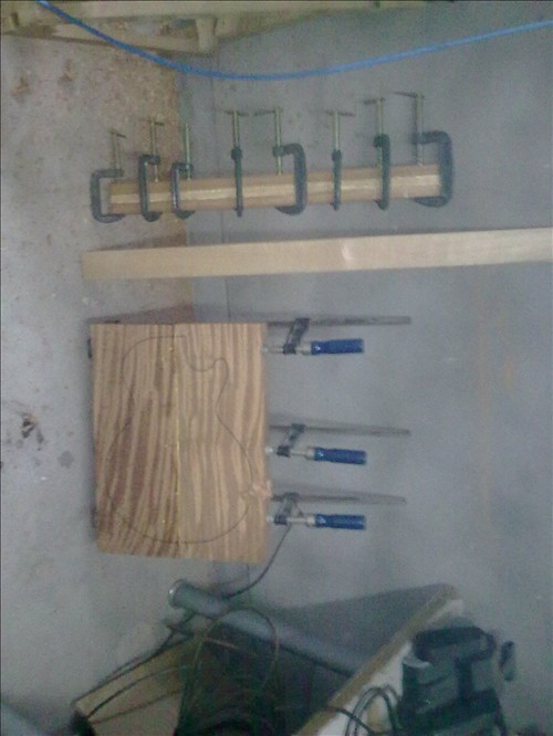 刨并粘合好琴身琴颈
