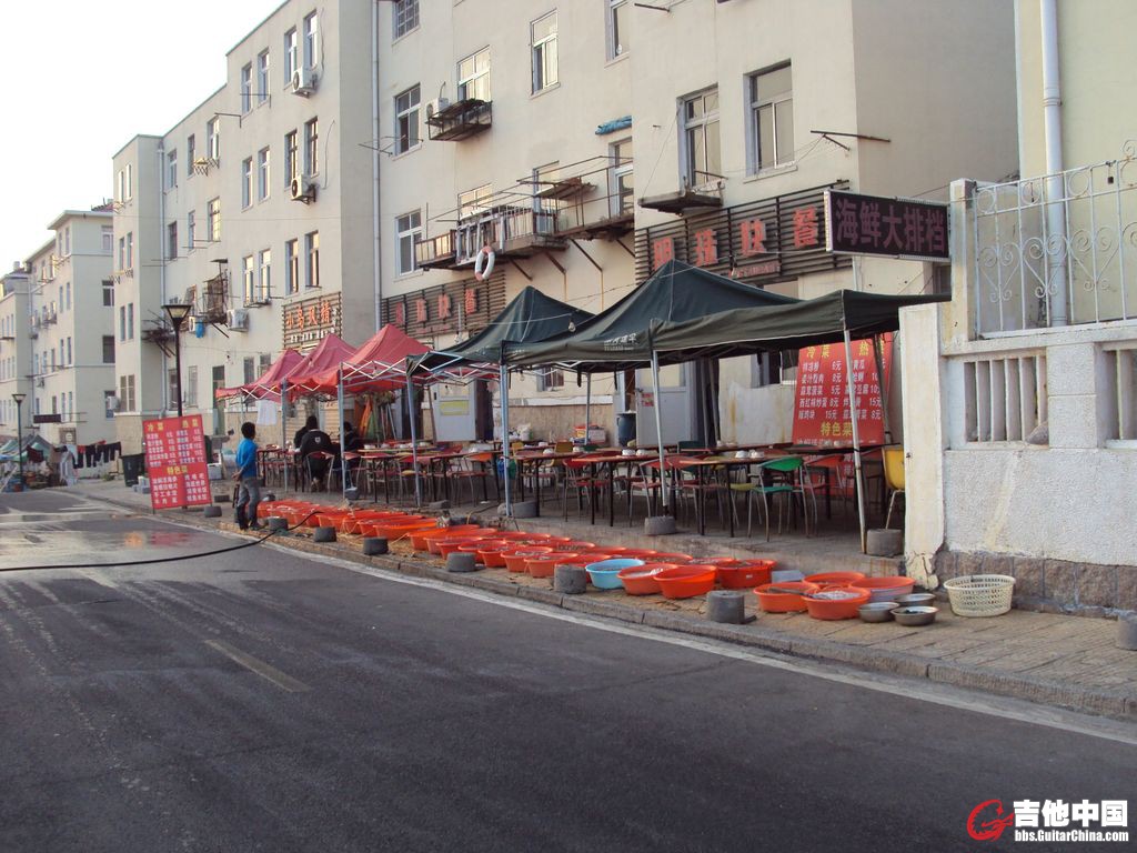 路边小饭馆，有各种各样的海产品