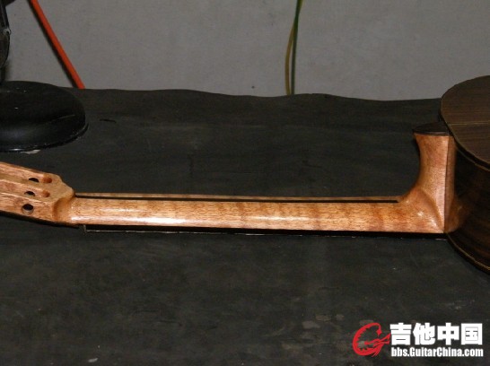 喝了点酒突然感觉来了就把琴迥处改良了,高把位很舒服.古典让我做的既有民谣的概念又有电吉他的...柄背弧度也 ...