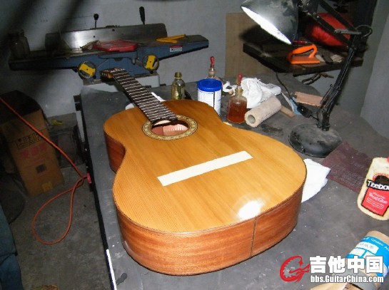 凌乱的工作室,场地小.机器台面也当工作台使用了.够大,呵呵`!