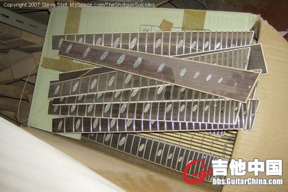 一箱子的指板_调整大小.jpg