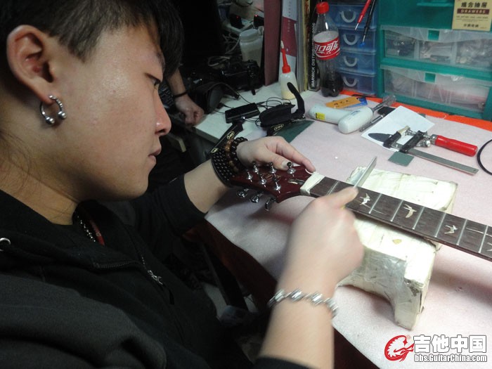 10.用相应的中号品丝锉来修复品丝顶端