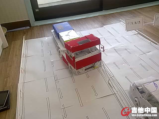 面包车由于车速过快，根本来不及反应