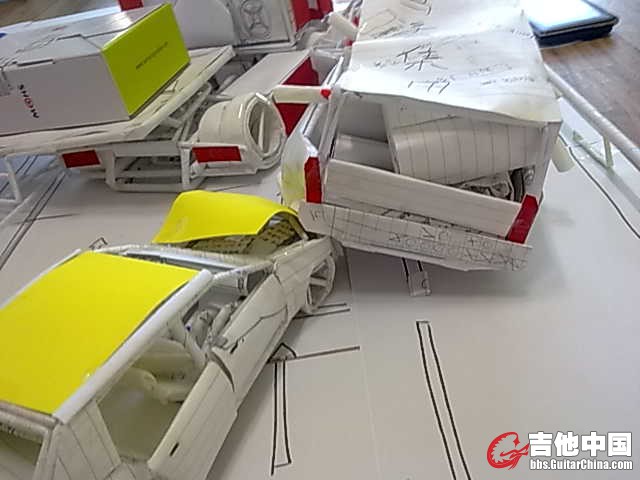 由于惯性，直到再次撞到货车尾部才停下