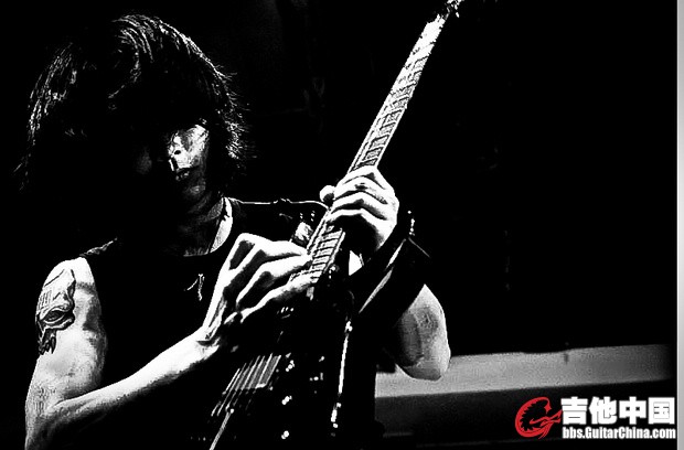 2010.06.5海摇LIVEHOUSE开业·钢铁木偶·吉他小虎-4.jpg