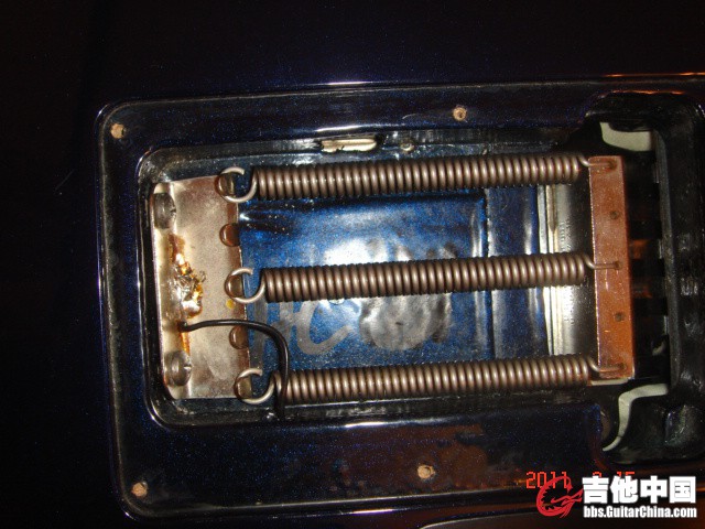 这个是朋友的琴，现在换的是010的达达，琴桥刚好跟琴体在一个水平，也就是在这个状态找到了平衡点
