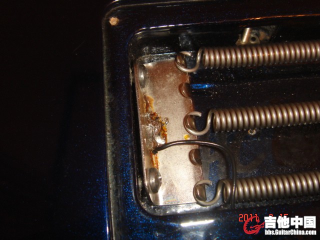 两个螺丝已经拉到 底了，不知道会不会对琴不好，把琴劲给拉弯了