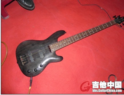 黑灰色纹路贝斯.jpg