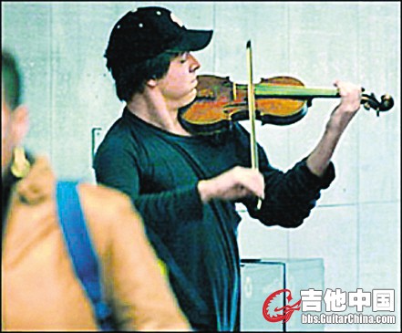 路人匆匆而过，却不肯花1秒钟来听约夏·贝尔的演奏