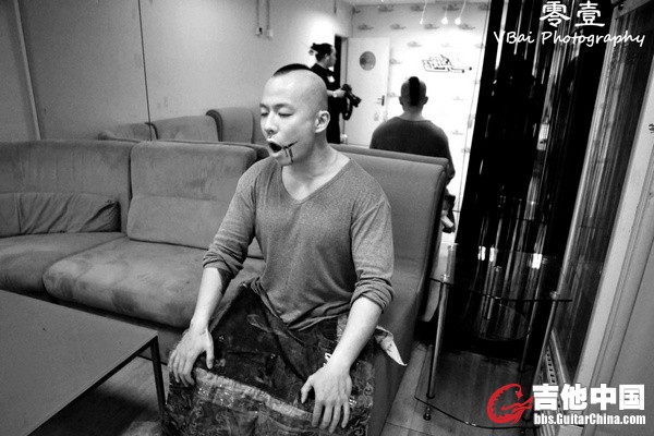 78-2011.4.23专场开场前，后台。李难在上场前做最后的开嗓。.jpg