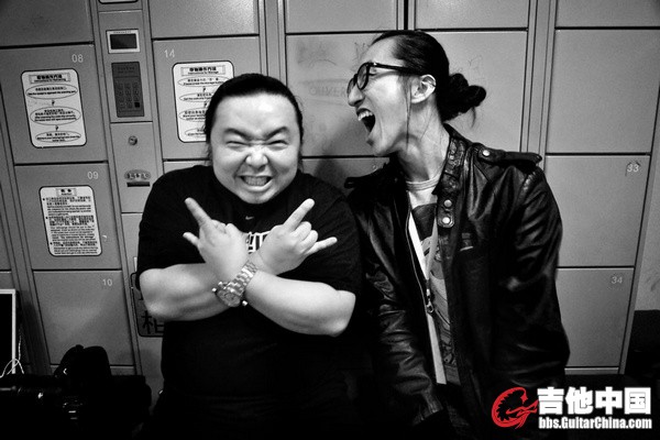 77-2011.4.23专场开场前，后台。其实程老师在偷笑。。。您笑场了你笑场了。。。。。。 　.jpg