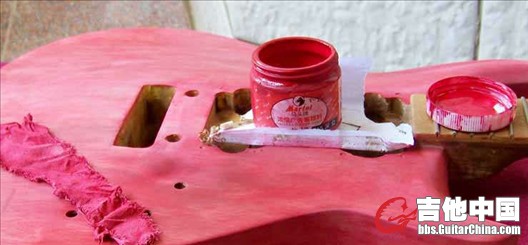 琴体染成深红色，用的燃料是文体店里的浓缩广告颜料，不知道考不靠谱！