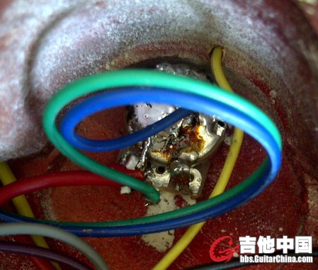 红色线是拾音器进来的，里面有白芯，蓝绿色的线是进拔档开关的