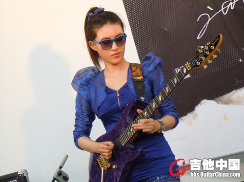 美女吉他手，围观中